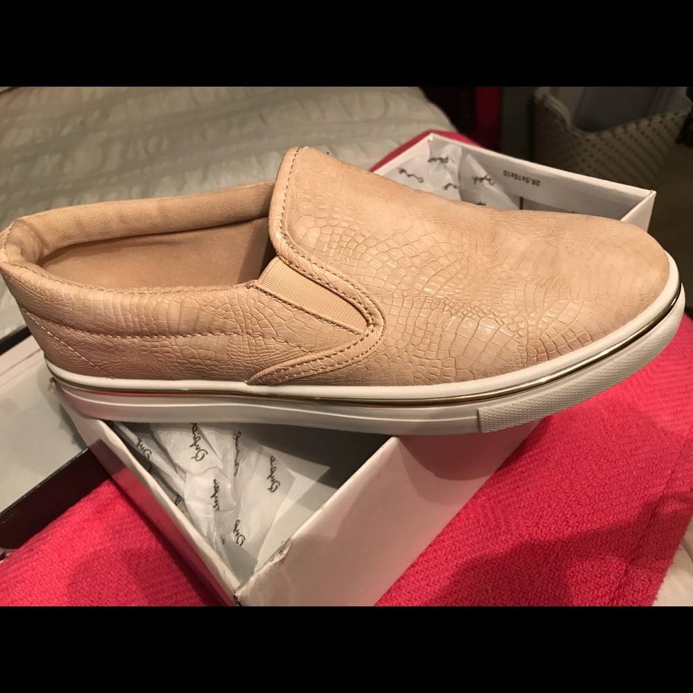 Slip on casual shoes
